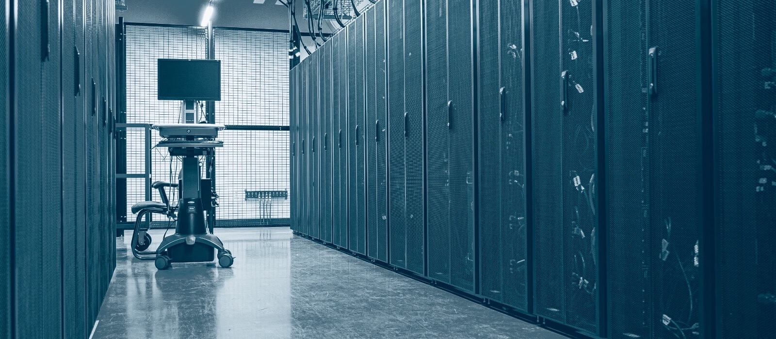 Kaltgang zwischen zwei Reihen Serverschränken